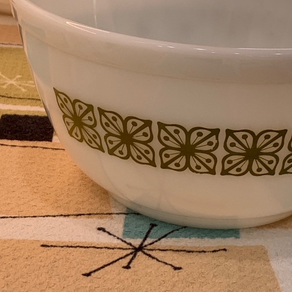 Vtg. Pyrex 1.5 qt Bowl, Autumn Floral (Verde) + NEW Retro Avocado Potholder - Picture 12 of 16